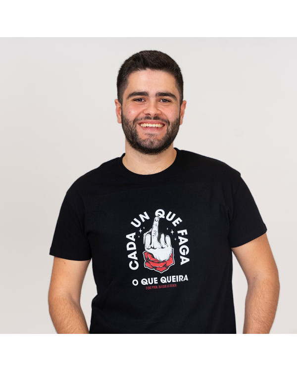 CAMISETA 'CADA UN QUE FAGA O QUE QUEIRA' NEGRA