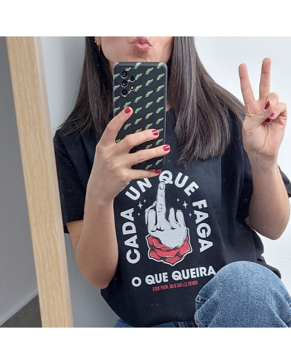 CAMISETA 'CADA UN QUE FAGA O QUE QUEIRA' NEGRA